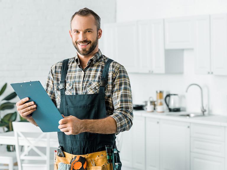 pan zajmujący się przeglądem instalacji